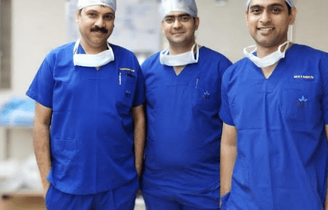 Surgeons at Narayana Health performing a robotic-assisted ampullectomy using the da Vinci system.