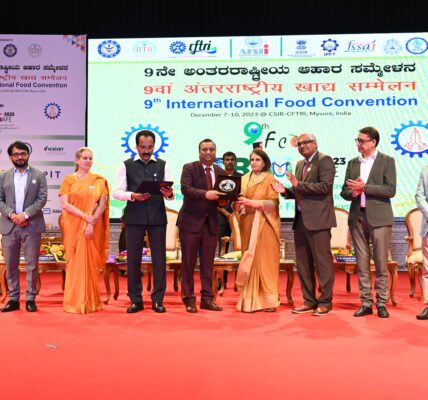 Dr. Umesh Kamble receiving the FSSAI Award at a prestigious ceremony