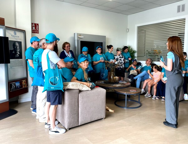 Volunteers distribute drug education booklets in Valencia